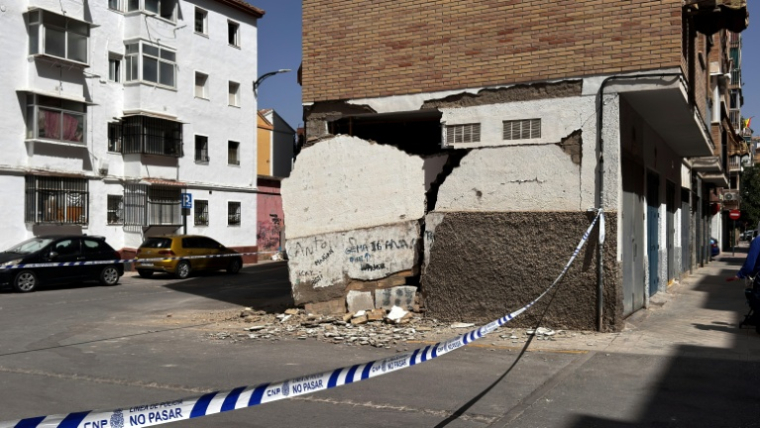 Un bâtiment endommagé par un séisme de 4,8 à Grenade, le 18 août 2026 en Espagne ( AFP / STRINGER )