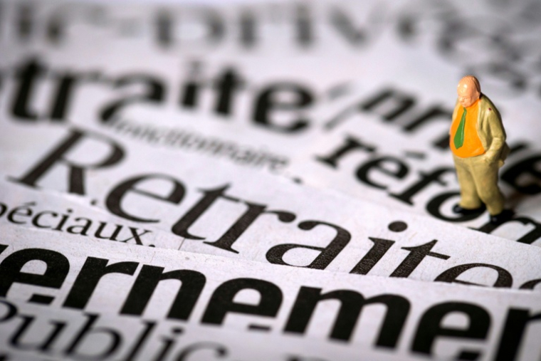 Coupures de journaux traitant du sujet de la réforme des retraites, alors que l'Assemblée nationale vote mardi le Projet de loi de finances de la Sécurité sociale pour 2026 ( AFP / Joël SAGET )