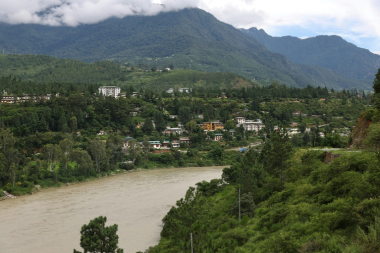 Un village situé le long de la rivière Punatsangchhu, dans le district de Punakha, au Bhoutan, le 31 août 2026 ( AFP / Niharika KULKARNI )