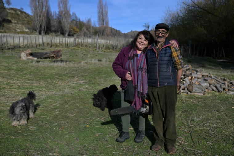 Isabel Diaz (g) et son père Victor Diaz, identifié par les autorités sanitaires comme le patient zéro lors de l'épidémie de 2018-2019, dans leur ferme de la région de La Rinconada, près d'Epuyen, dans la province de Chubut, en Argentine, le 9 mai 2026 ( AFP / JUAN MABROMATA )