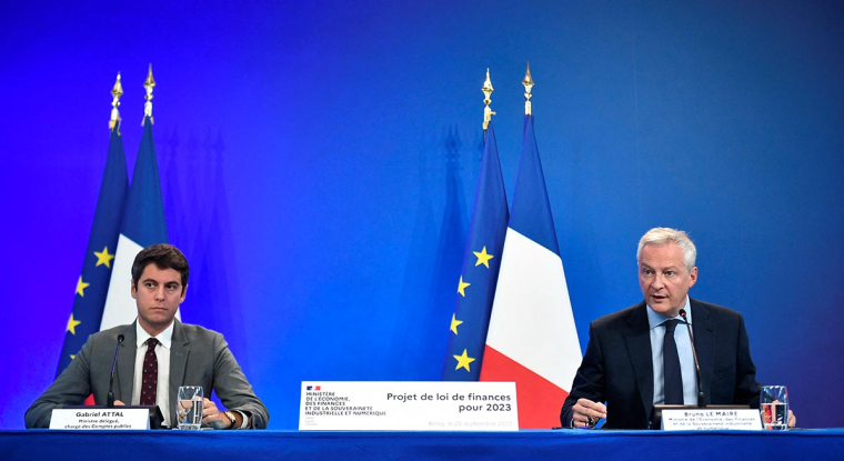 Bruno Le Maire, ministre de l'Économie et des Finances, et Gabriel Attal, ministre délégué aux Comptes publics, ont présenté le projet de loi de finances 2023 à la presse, le 26 septembre, avant le Conseil des ministres. (© AFP)