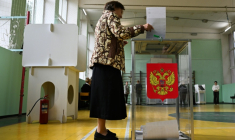 Une électrice vote aux législatives russes, le 19 septembre 2026 à Moscou  ( AFP / Igor IVANKO )