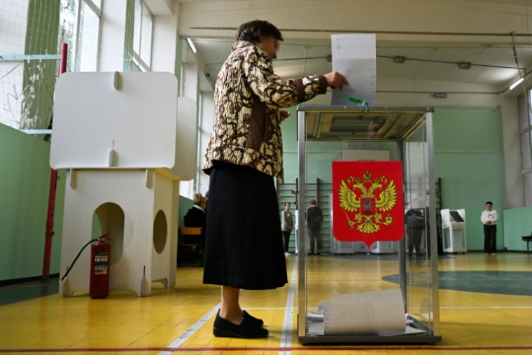 Une électrice vote aux législatives russes, le 19 septembre 2026 à Moscou  ( AFP / Igor IVANKO )