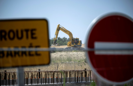 Reprise des travaux sur le chantier de construction du projet d'autoroute A69 près de Saint-Germain-des-Prés, le 24 juin 2025 dans le Tarn ( AFP / Lionel BONAVENTURE )