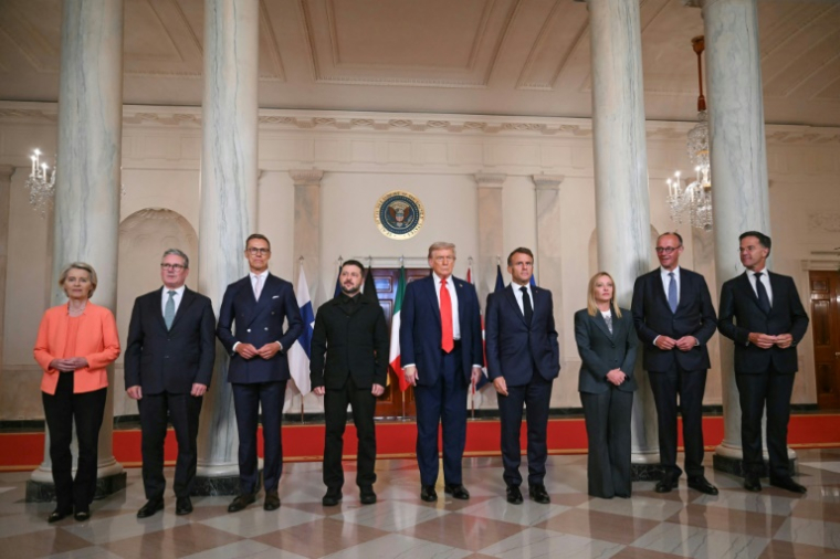 (g-d) La présidente de la Commission européenne Ursula von der Leyen, le Premier ministre britannique Keir Starmer, le président finlandais Alexander Stubb, le président ukrainien Volodymyr Zelensky, le président américain Donald Trump, le président français Emmanuel Macron, la Première ministre italienne Giorgia Meloni, le chancellier Friedrich Merz et le secrétaire général de l'Otan Mark Rutte, le 18 août 2025 à la Maison Blanche, à Washington ( AFP / ANDREW CABALLERO-REYNOLDS )