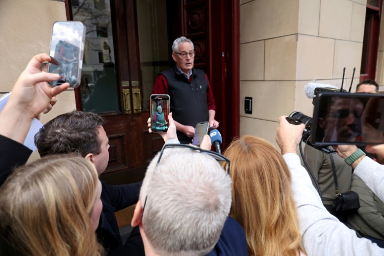 Ian Wilkinson, le seul convive à avoir survécu au repas aux champignons empoisonnés, s'adresse aux médias le 8 septembre 2025 devant la Cour suprême de l'Etat de Victoria à Melbourne ( AFP / MARTIN KEEP )