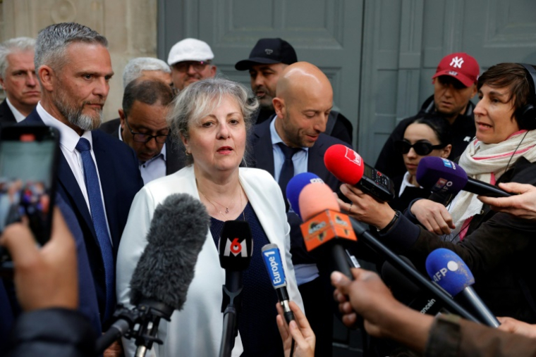 Emmanuelle Cordier, présidente de la Fédération nationale des taxis (FNDT), répond aux questions des journalistes après une réunion avec le Premier ministre François Bayrou, à Paris le 24 mai 2025 ( AFP / GEOFFROY VAN DER HASSELT )