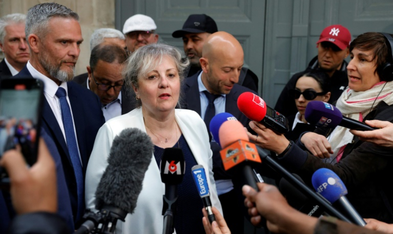 Emmanuelle Cordier, présidente de la Fédération nationale des taxis (FNDT), répond aux questions des journalistes après une réunion avec le Premier ministre François Bayrou, à Paris le 24 mai 2025 ( AFP / GEOFFROY VAN DER HASSELT )