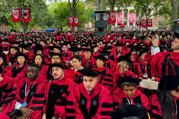 Des diplômés assistent à la cérémonie de remise des diplômes à l'Université Harvard à Cambridge, dans le Massachusetts, le 29 mai 2025 ( AFP / Rick Friedman )