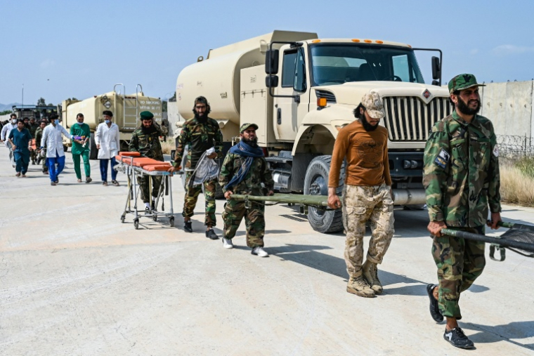 Des blessés du district de Nourgal dans la province de Kounar sont évacués, le 1er septembre 2025 après un tremblement de terre qui a touché des régions montagneuses dans l'est de l'Afghanistan ( AFP / Wakil KOHSAR )