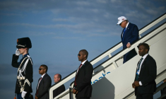 Le président américain Donald Trump débarque d'Air Force One à l'aéroport de Schiphol, le 24 juin 2025 à Amsterdam, aux Pays-Bas, pour assister au sommet de l'Otan ( AFP / Brendan SMIALOWSKI )