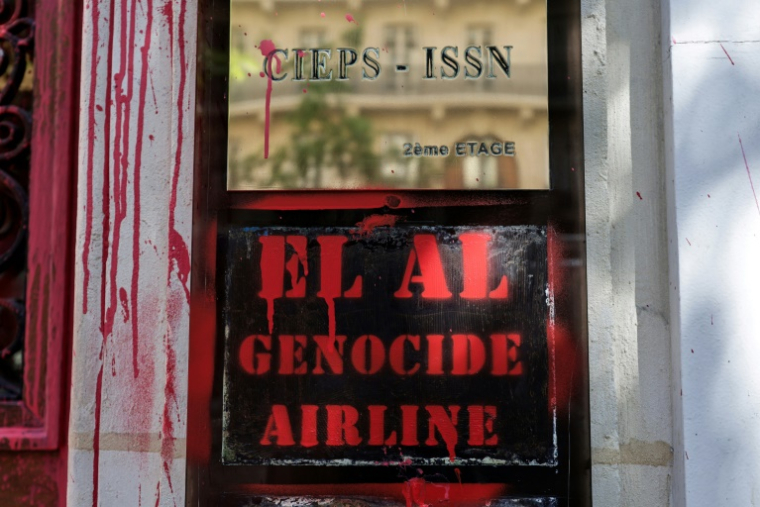 L'entrée des locaux de la compagnie aérienne israélienne El Al à Paris, recouverte de peinture rouge et de tags hostiles, le 7 août 2025 ( AFP / STEPHANE DE SAKUTIN )