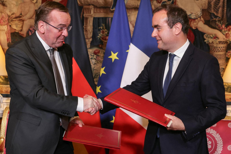 Les ministres de la Défense allemand Boris Pistorius (g) et français Sébastien Lecornu le 26 avril 2024 à Paris lors de la signature de l'accord bilatéral sur le "char du futur (MGCS). ( AFP / THOMAS SAMSON )