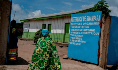 L'entrée de l'hôpital de Rwampara, dans l'un des foyers d'épidémie d'Ebola, le 19 mai 2026 en RDC ( AFP / Jorkim Jotham PITUWA )