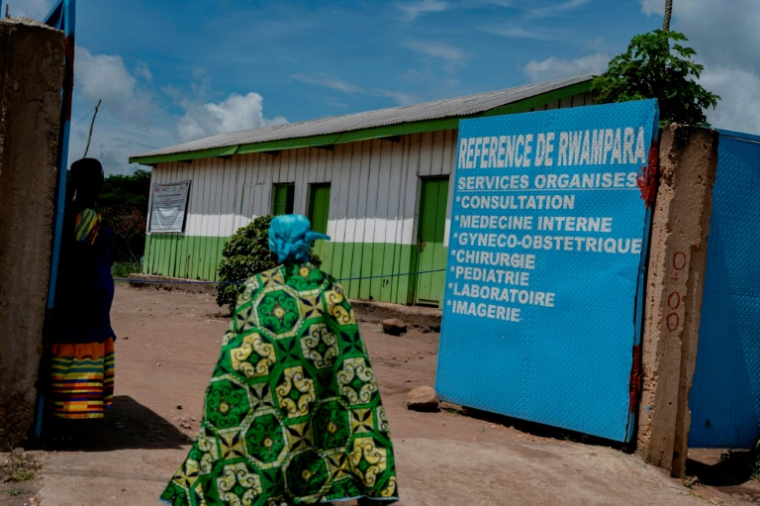 L'entrée de l'hôpital de Rwampara, dans l'un des foyers d'épidémie d'Ebola, le 19 mai 2026 en RDC ( AFP / Jorkim Jotham PITUWA )
