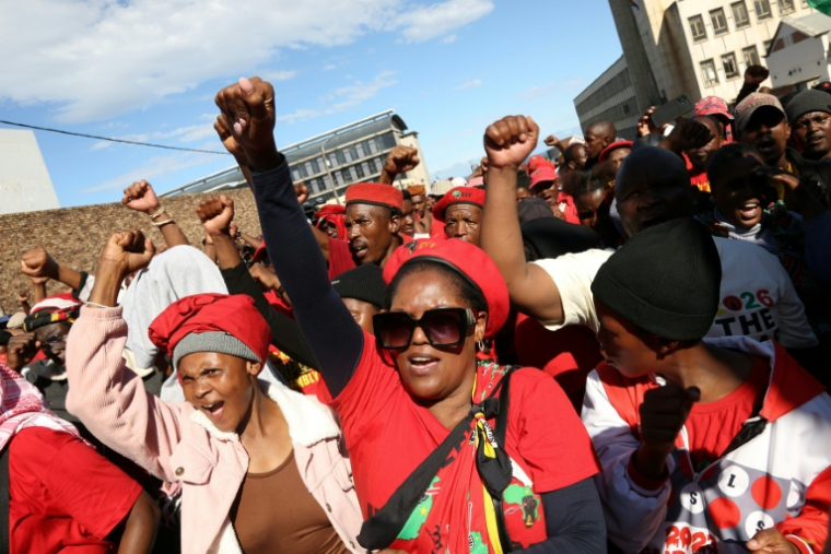 Des partisans de Julius Malema, leader des "Combattants pour la liberté économique" (EFF), manifestent devant le tribunal de KuGompo où il comparaît, le 16 avril 2026 en Afrique du Sud ( AFP / Mark Andrews )
