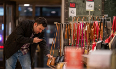 Une personne utilise un téléphone dans un magasin à New York