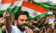 Le fondateur du Cockroach Janta Party (CJP), Abhijeet Dipke, s’adresse à ses partisans lors d’une manifestation réclamant la démission du chef de la Commission électorale de l’Inde, Gyanesh Kumar, à Mumbai, le 2 octobre 2026 ( AFP / Indranil MUKHERJEE )