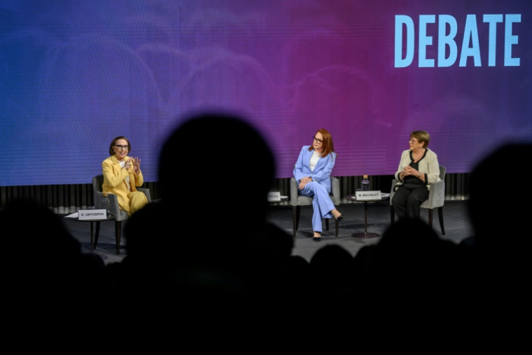 Les candidates à la sélection et à la nomination du prochain secrétaire général des Nations unies, l’économiste costaricienne Rebeca Grynspan (à gauche), l’ancienne ministre équatorienne des Affaires étrangères María Fernanda Espinosa (au centre) et l’ancienne présidente chilienne Michelle Bachelet (à droite) participent à un débat à Genève le 9 juin 2026 ( AFP / Fabrice COFFRINI )