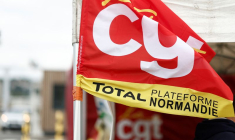 Un drapeau du syndicat CGT est vu devant la raffinerie de pétrole TotalEnergies à Gonfreville-l'Orcher