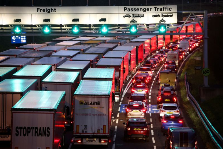 Des voitures et des camions font la queue à l'entrée de l'Eurotunnel