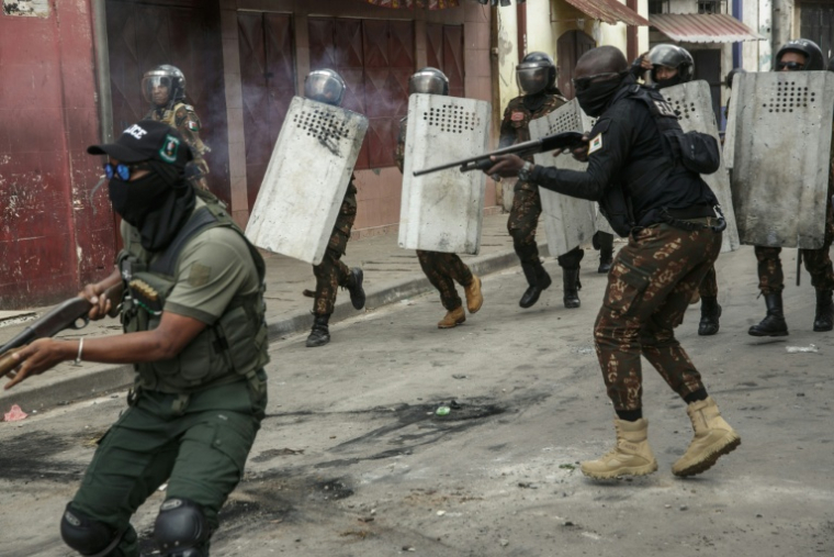 Des forces de sécurité malgaches se déploient lors des manifestations à Antananarivo le 3 octobre 2025  ( AFP / RIJASOLO )