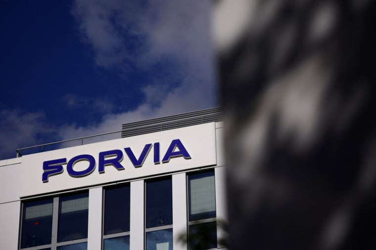 Logo de Forvia sur le bâtiment de l'entreprise près de Paris