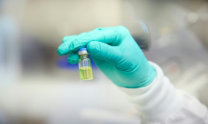Photo diffusée le 19 septembre 2025 par Unitaid/Gilead Sciences, Inc. montrant la version générique du traitement préventif contre le VIH, le lenacapavir injectable, qui sera disponible au prix de 40 dollars par an dans plus d'une centaine de pays dès 2027 ( GILEAD SCIENCES, INC / - )