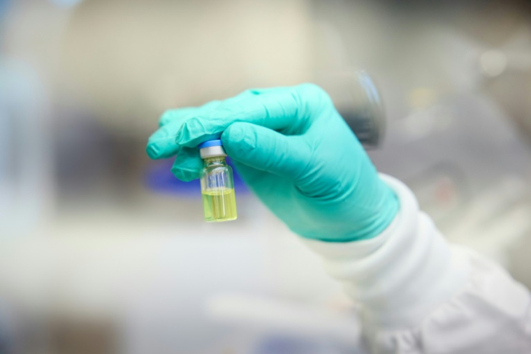 Photo diffusée le 19 septembre 2025 par Unitaid/Gilead Sciences, Inc. montrant la version générique du traitement préventif contre le VIH, le lenacapavir injectable, qui sera disponible au prix de 40 dollars par an dans plus d'une centaine de pays dès 2027 ( GILEAD SCIENCES, INC / - )