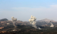 De la fumée s'élève après des frappes israéliennes aux alentours du village de Qatrani, dans le sud du Liban, le 10 novembre 2025 ( AFP / Rabih DAHER )