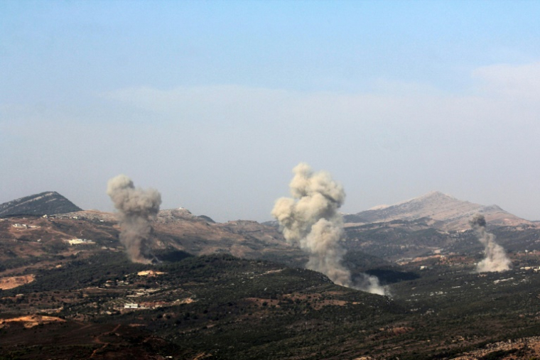 De la fumée s'élève après des frappes israéliennes aux alentours du village de Qatrani, dans le sud du Liban, le 10 novembre 2025 ( AFP / Rabih DAHER )