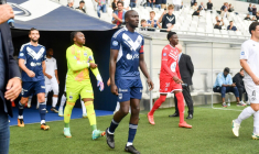Des supporters bordelais s'en prennent à l'arbitre après la défaite contre Locminé