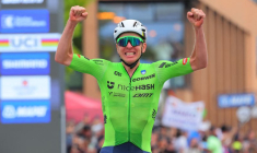 Tadej Pogacar fête sa victoire
