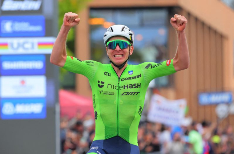 Tadej Pogacar fête sa victoire
