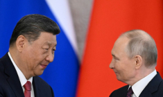 Les présidents russe Vladimir Poutine (d) et chinois Xi Jinping à Moscou, le 8 mai 2025 ( AFP / Kirill KUDRYAVTSEV )