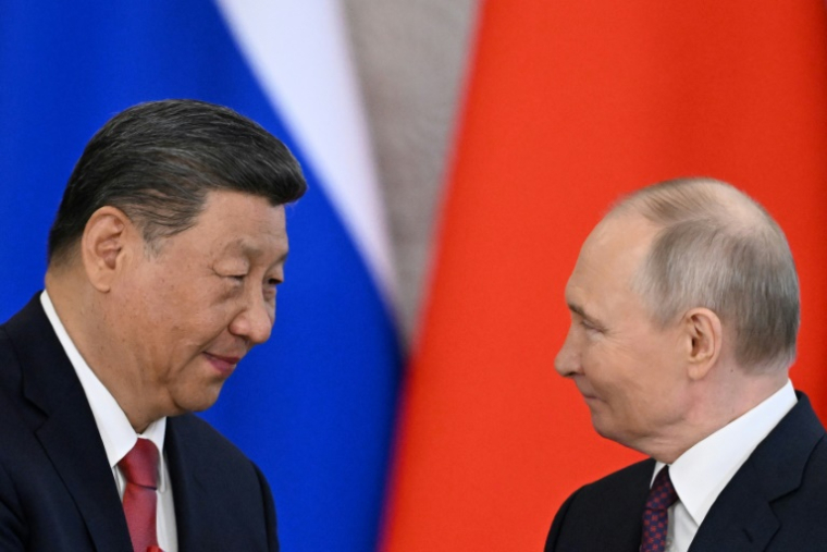 Les présidents russe Vladimir Poutine (d) et chinois Xi Jinping à Moscou, le 8 mai 2025 ( AFP / Kirill KUDRYAVTSEV )