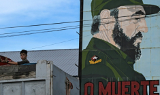 Un jeune homme près d'un portrait de Fidel Castro, à La Havane, le 10 août 2026 ( AFP / YAMIL LAGE )