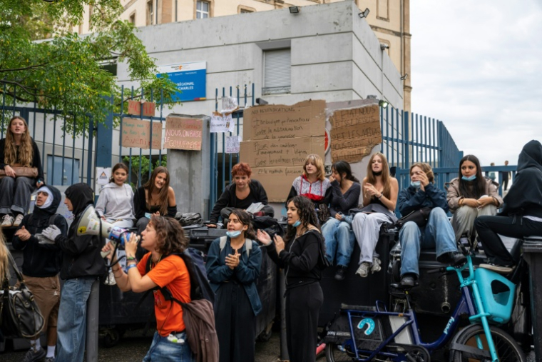 Des lycéens bloquent le lycée Saint-Charles à Marseille, le 1er octobre 2026 ( AFP / Miguel MEDINA )