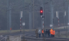 Des enquêteurs examinent une voie ferrée endommagée par une détonation à Mika, dans le centre de la Pologne, le 17 novembre 2025 ( AFP / Wojtek RADWANSKI )