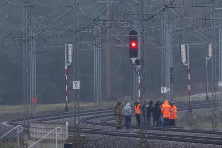 Des enquêteurs examinent une voie ferrée endommagée par une détonation à Mika, dans le centre de la Pologne, le 17 novembre 2025 ( AFP / Wojtek RADWANSKI )