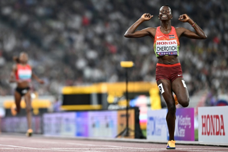 La Kenyane Faith Cherotich remporte le 3.000 m steeple lors des Mondiaux de Tokyo, le 17 septembre 2025 ( AFP / Jewel SAMAD                          )