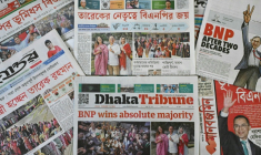 Des unes de journaux sur le résultat des élections législatives et la victoire du BNP, le 13 février 2026 à Dacca, au Banglades ( AFP / MOHD RASFAN )