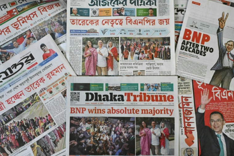 Des unes de journaux sur le résultat des élections législatives et la victoire du BNP, le 13 février 2026 à Dacca, au Banglades ( AFP / MOHD RASFAN )