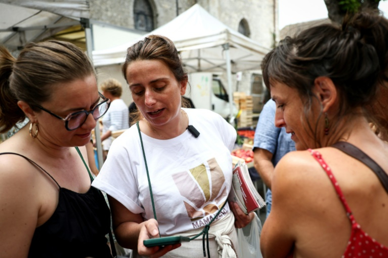 Marine Tondelier (d) sur le marché d'Issigeac (Dordogne), le 28 juin 2026 ( AFP / ROMAIN PERROCHEAU )