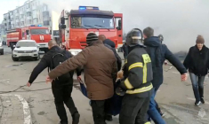 Des personnes, dont des pompiers, transportent une personne hors du site après un bombardement à Belgorod
