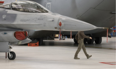 Volodymyr Zelensky, à côté d'un chasseur F-16 (illustration) ( AFP / SIMON WOHLFAHRT )