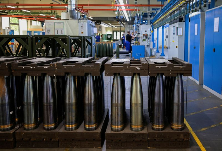 Les employés travaillent à l'usine de la société allemande Rheinmetall à Unterluess, en Allemagne