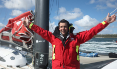 L'aventurier breton Guirec Soudée a pulvérisé samedi au large de Brest le record du tour du monde à la voile à l'envers, contre vents et courants dominants ( AFP / FRED TANNEAU )