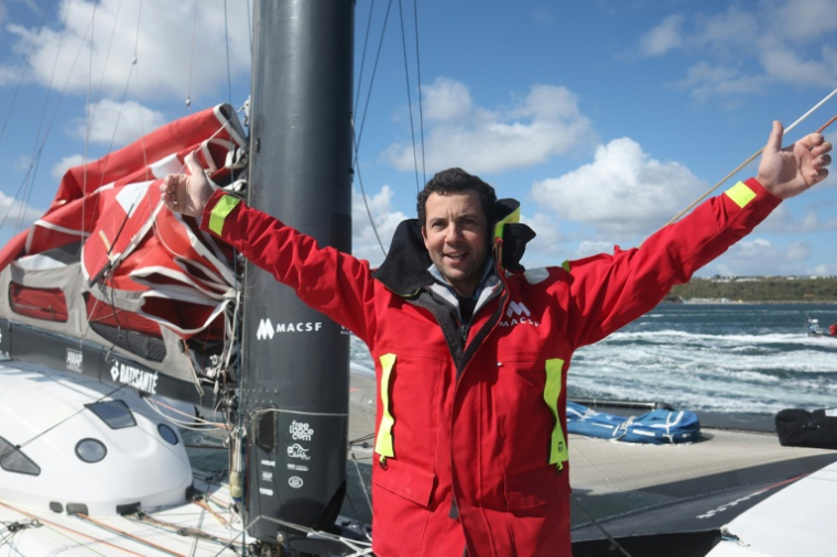 L'aventurier breton Guirec Soudée à son arrivée au large de Brest, pulvérisant le record du tour du monde à la voile à l'envers, le 28 mars 2026 ( AFP / FRED TANNEAU )