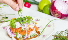 Dans un contexte confiné où les Français ont retrouvé le goût de la cuisine, ce poisson qui se consomme tel quel ou dans de multiples recettes a donc conquis ou reconquis de nouveaux foyers. (Crédits photo : Unsplash - Monstruo Estudio )